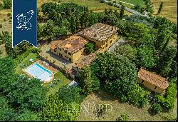 16th-century estate with stables and two pools a few kilometres from Arezzo