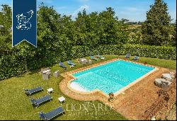 16th-century estate with stables and two pools a few kilometres from Arezzo