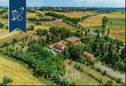 16th-century estate with stables and two pools a few kilometres from Arezzo