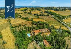 16th-century estate with stables and two pools a few kilometres from Arezzo