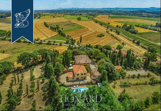 16th-century estate with stables and two pools a few kilometres from Arezzo