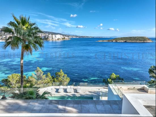 Modern new built villa in Cala Vinyas in first sea line