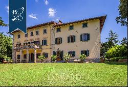 Prestigious estate with pool surrounded by the Tuscan countryside