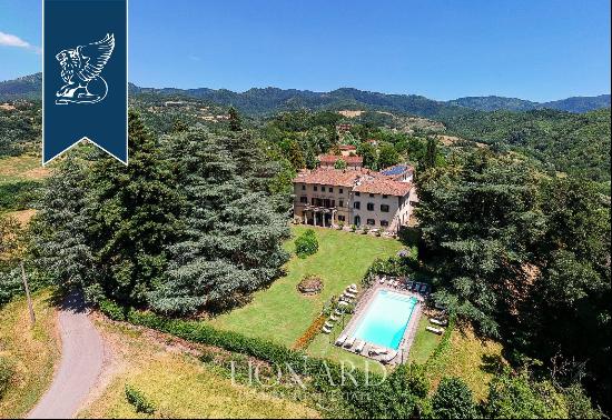 Prestigious estate with pool surrounded by the Tuscan countryside