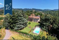 Prestigious estate with pool surrounded by the Tuscan countryside