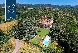 Prestigious estate with pool surrounded by the Tuscan countryside