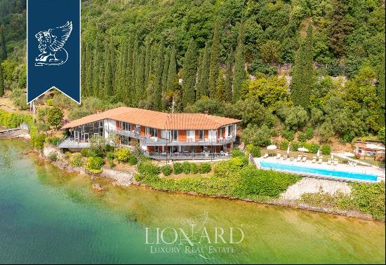 Luxury estate for sale in a breathtaking context with access to the beach