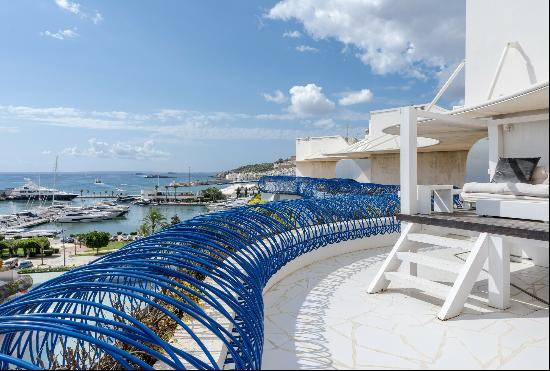 Front Line Penthouse With Views Over The Port