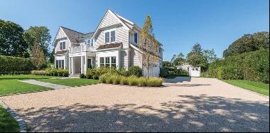 This stunning Transitional home In the best location of Southampton Village offering proxi