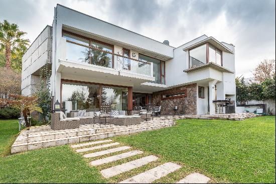 Luminous Mediterranean house with excellent connectivity