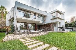 Luminous Mediterranean house with excellent connectivity