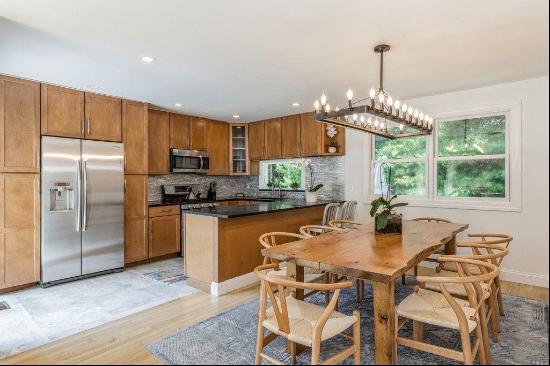 Enjoy your Hamptons vacation in a little piece of paradise. Nestled in the Northwest woods