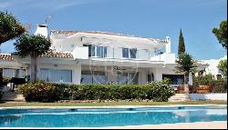 Charming villa with panoramic sea and mountain views in El Paraí, Estepona 29680