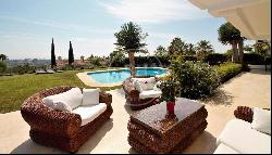 Charming villa with panoramic sea and mountain views in El Parai, Estepona 29680