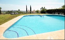 Charming villa with panoramic sea and mountain views in El Parai, Estepona 29680