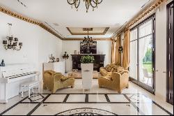 Palace-style villa with sea and mountain views in Hacienda Las C, Marbella 29604