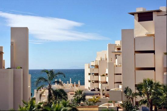 Exclusive apartment in a luxury beachfront complex on the New Go, Estepona 29680