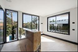 Ultra-modern beachside villa in an idyllic location on the Golde, Marbella 29602