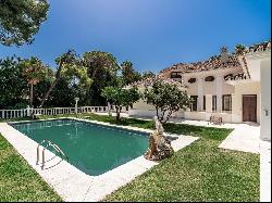 Family villa for renovation set on a large plot with panoramic s, Marbella 29602