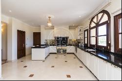 Villa for sale in Málaga, Estepona, New Golden Mile, Estepona 29680