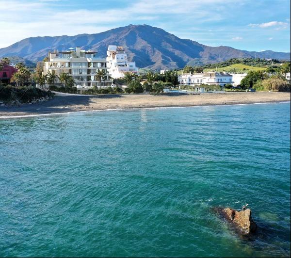 Exclusive off-plan beachfront luxury first-floor apartment in Es, Estepona 29680