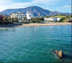 Exclusive off-plan beachfront luxury first-floor apartment in Es, Estepona 29680