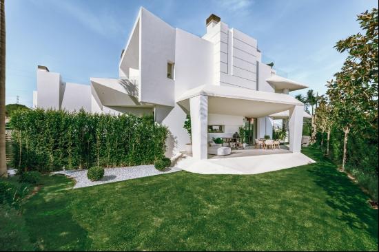 Outstanding high-end development of 11 villas in Nueva Andalucia, Marbella 29660