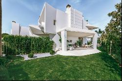 Outstanding high-end development of 11 villas in Nueva Andalucía, Marbella 29660