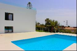 Recently renovated south-facing villa located walking distance t, Marbella 29660