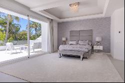 Stunning beachside villa, recently renovated in Guadalmina Baja, Marbella 29670