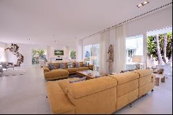 Stunning beachside villa, recently renovated in Guadalmina Baja, Marbella 29670