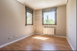 105 sqm flat with pool and views for sale in Encinar de los Reye, Madrid 28055