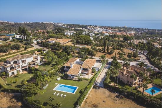 Family villa and adjoining plot ideal as a investment in Haciend, Marbella 29604