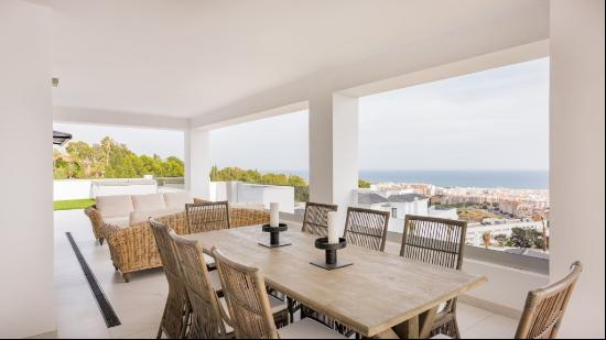 Spectacular duplex penthouse in a brand-new development of 237 l, Estepona 29680