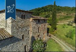 Luxurious Tuscan estate with park and pool in the heart of Siena's Chianti Classico area