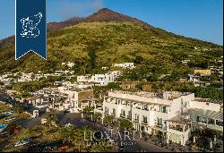 Hotel at the feet of the volcano and close to the sea