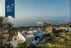 Hotel at the feet of the volcano and close to the sea