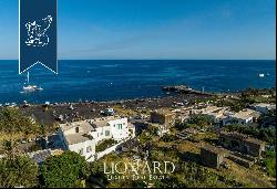 Hotel at the feet of the volcano and close to the sea