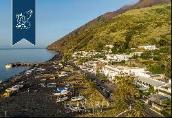 Hotel at the feet of the volcano and close to the sea