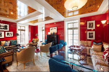 "Luscious color and gleaming surfaces turn a city apartment into an alluring jewel box."As