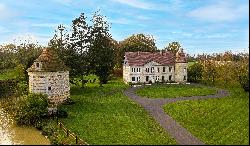 2h from Paris, in the heart of the Pays d’Auge area. A listed 16th /18th century chateau 