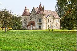 2h from Paris, in the heart of the Pays d’Auge area. A listed 16th /18th century chateau 