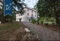 Luxury villa with precious period details near Lucca and Florence