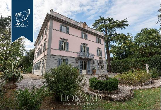 Luxury villa with precious period details near Lucca and Florence