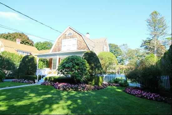 This 2 story Dutch Colonial appeals to the person seeking a classic setting in a tradition