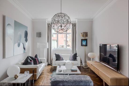 A charming 2 bedroom period mansion flat, close to Buckingham Palace and St James's Park f