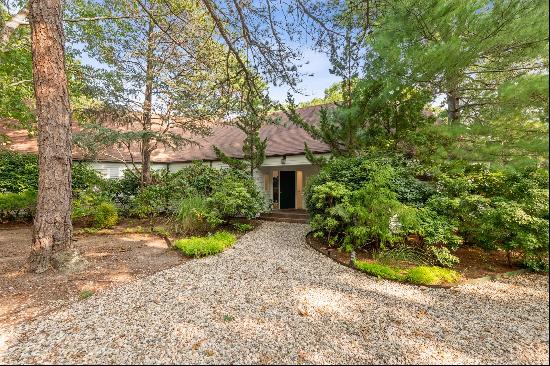 Enjoy this contemporary home in Wainscott. A prime location, less than 5 minutes to the vi