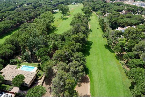 Prime location, first line of Golf course and close to beach