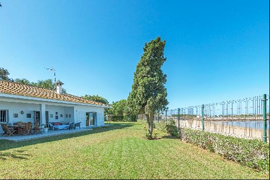 House with sea views in a unique enclave next to the port of Chipiona