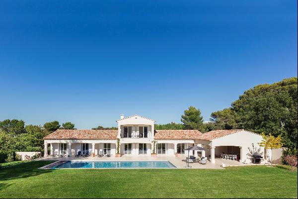 Villa in immaculate condition with large swimming pool with panoramic view of the Luberon